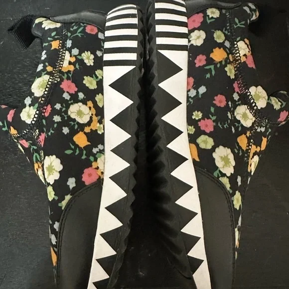 Authentic Tory Burch Black and Floral Women’s Sneakers Size 7 EUC - Picture 7 of 7